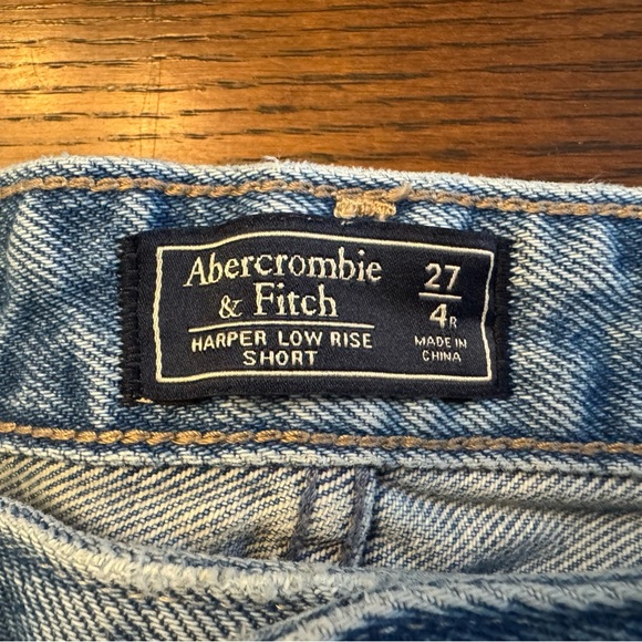 Abercrombie & Fitch Low Rise Denim shorts size 4 27”, NWOT - Picture 4 of 4